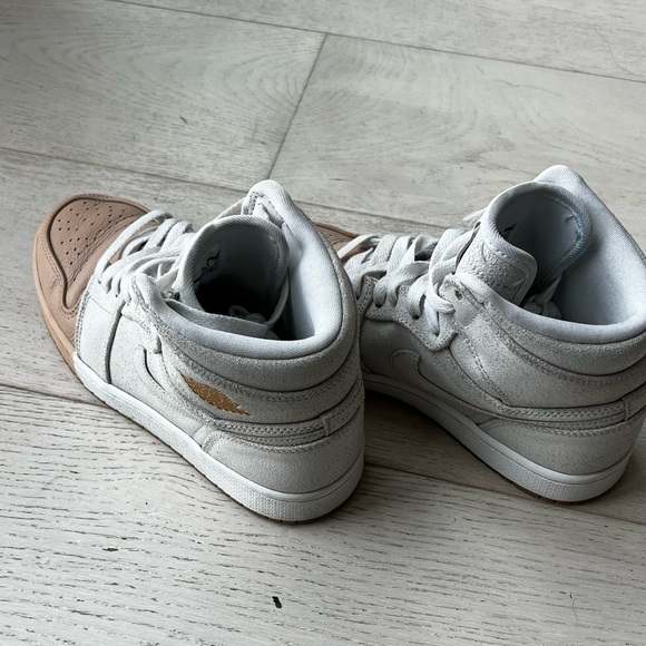 Jordan 1s high. Womens - Picture 2 of 5